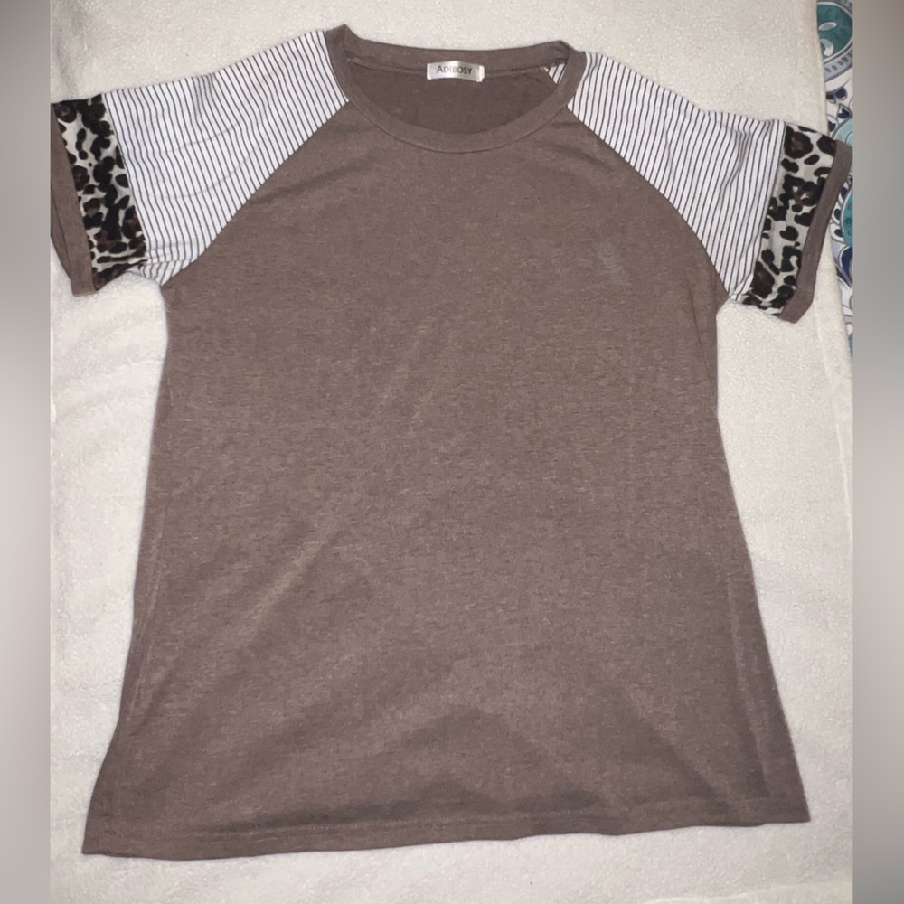 Casual Brown Short Sleeve Top with Patterned Sleeves